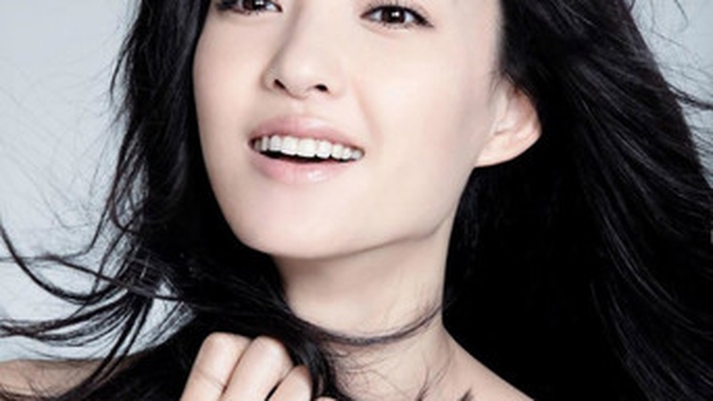 王丽坤裤腿绑鞋带显另类，机场造型引审美争议