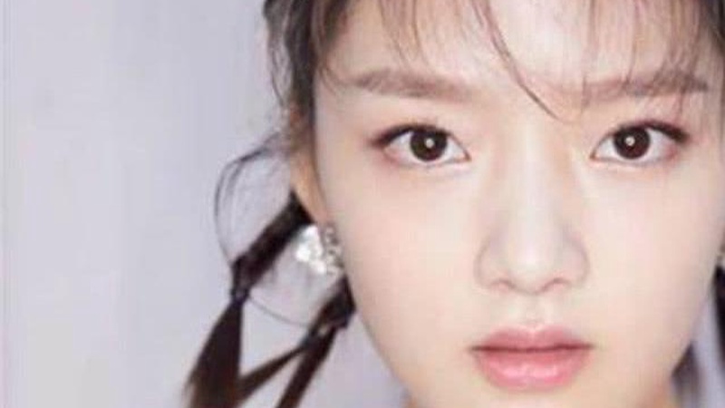 任敏机场素颜照引热议，女明星真实状态与形象管理再起讨论
